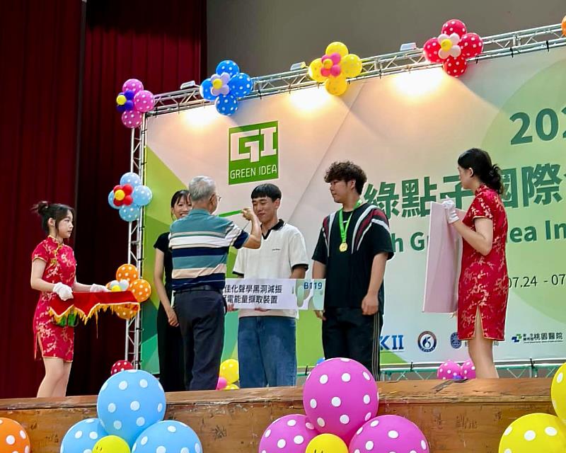 航太系團隊代表上台接受鈦金獎表揚。(圖/淡江大學提供)