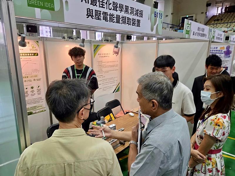 航太系教授王怡仁（左1）於競賽評審現場，向評審團說明作品原理與應用；居中者為本次裁判長、中山大學特聘教授楊弘敦。（圖／淡江大學提供）