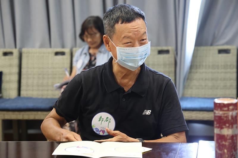 課程中以一張專屬的「稱呼貼」開始,讓長者決定自己希望被怎麼稱呼。(攝影/江家瑜)