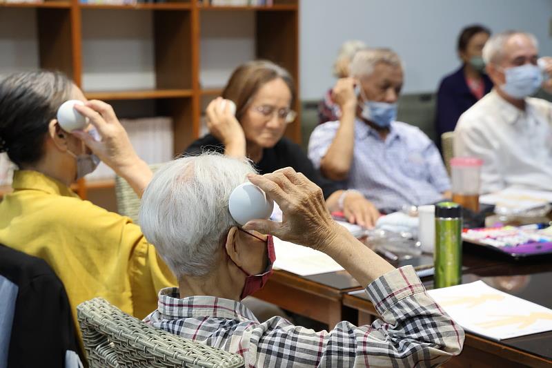 每堂課的最後,「列車長」與「小隊長」都會以不同的方式,溫柔引導長者們以正念感受當下,自我覺察。(攝影/江家瑜)