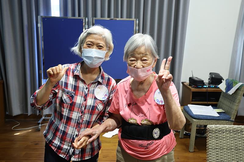 學員中有女兒帶著媽媽一起參加正念社會處方箋活動,老老照顧彼此相伴共照。