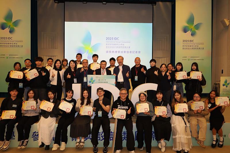 校長蔡進發(2排左7)、講座教授林磐聳(2排左8)等和得獎同學合影。