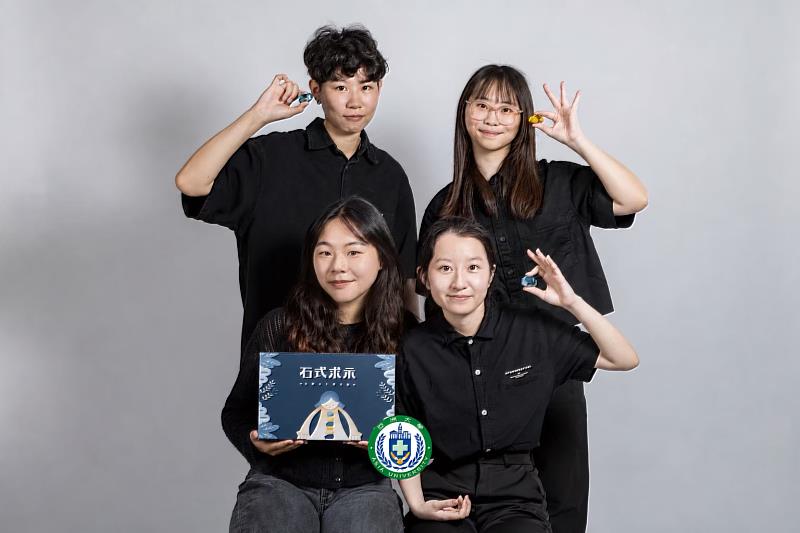 亞大數媒系呂雅筑、鄭琬蓉、徐芳廷、彭郁蓉同學,由林孟潔老師指導,以《石式求示》作品獲「紅點獎」。