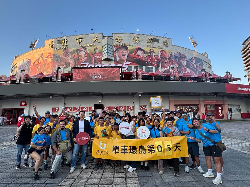 安泰銀行總經理徐世偉陪同孩子們共同觀賞中華職棒賽事，透過運動文化體驗，為單車環島旅程注入更多能量與鼓勵。