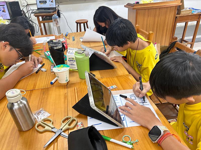 學生在服務員指導下用毛線進行編織設計。