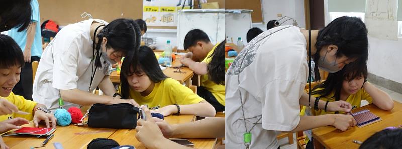 學生在服務員指導下用毛線進行編織設計。