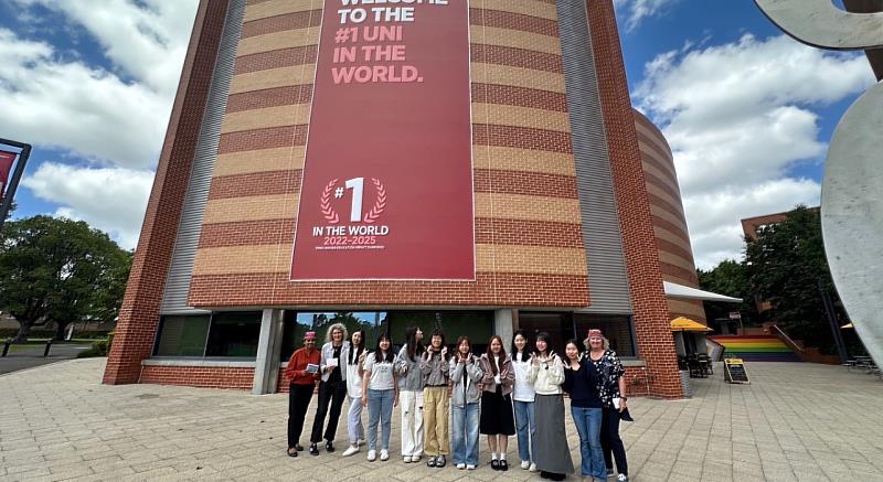 亞大護理學系9位同學與西雪梨大學護理學院professor Kath Peters、Lucie Ramjan、Rebecca Stamopoulos在Western Sydney University合影。