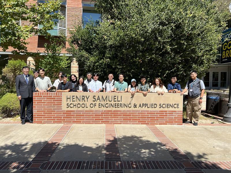 亞大「UCLA 生醫工程 × 量子科學菁英計畫」學員於UCLA亨利．薩繆里工程及應用科學學院前合影。