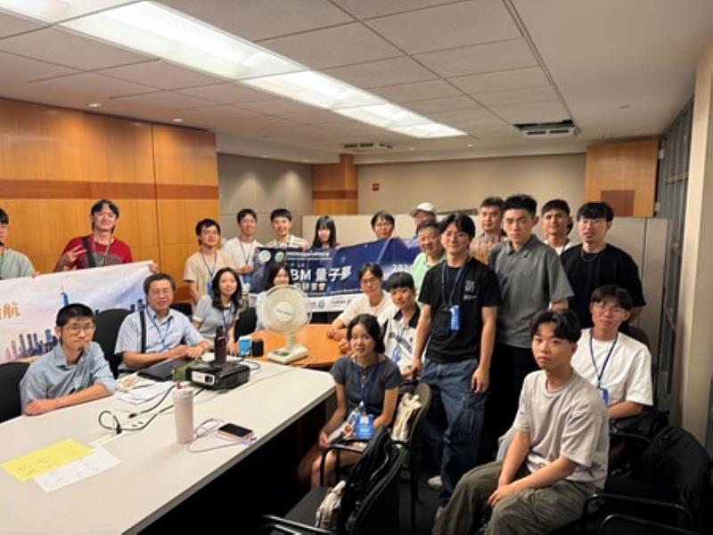 IBM量子夢，邀請講員、隨行老師來自台灣的19位優秀學員合影。