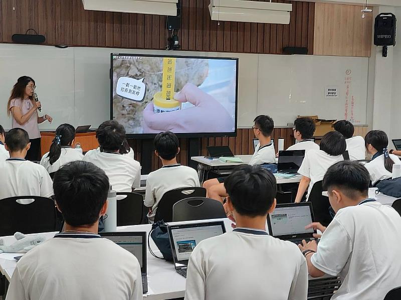介紹樹木量測方法，帶領學生認識森林資源與碳吸存的關聯，了解樹木生長與碳匯之間的關係。