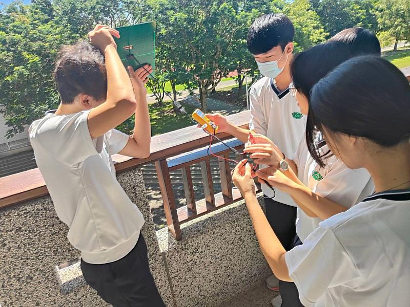學生實際操作太陽能板與量測儀器，觀察不同日照條件下的發電表現，體驗再生能源實作學習。