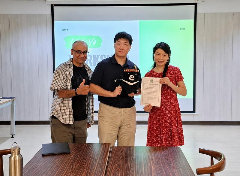 二、葉惠菁國際長頒發感謝狀予黃雋翔執行長,感謝其分享國際氣候行動經驗並引導師生投入跨域交流。
