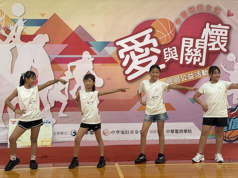 電信女籃夏令營:小學員們勇於展現自我,大方表演拿手的舞蹈。