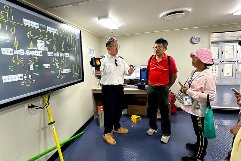 船員介紹船上高壓電訓練器材與課程。