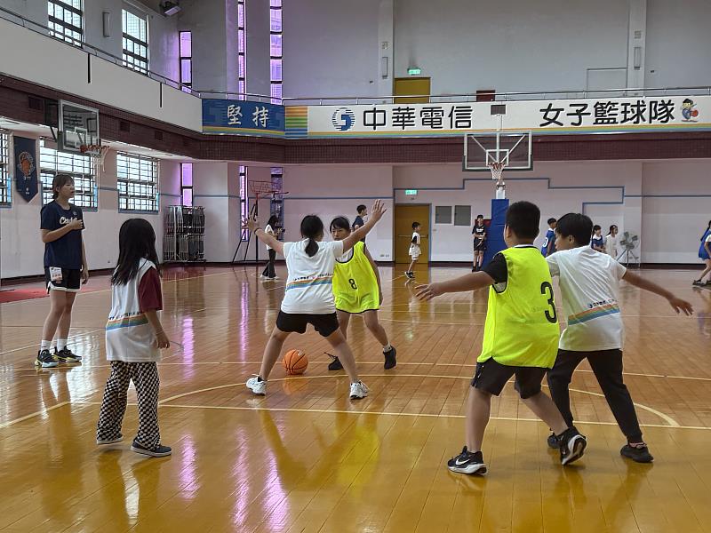 電信女籃夏令營:三對三鬥牛賽小朋友展現出充分的團隊合作精神。