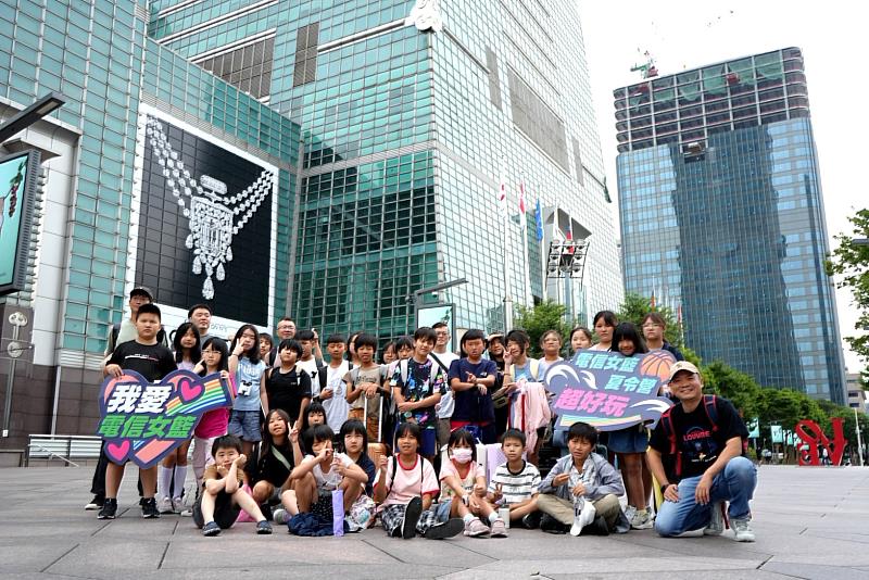 電信女籃夏令營:孩子們帶著滿心的期待前往台北101參訪。