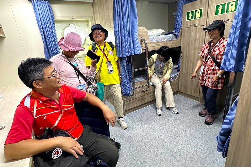 民眾參觀船員寢室了解海上實習狀況。