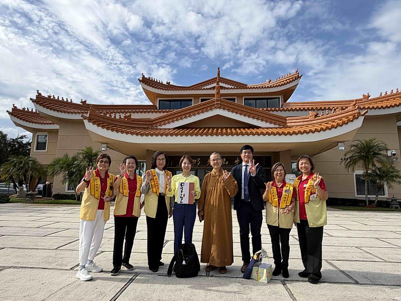 光明寺住持如元法師介紹光明寺與星雲大師理念。