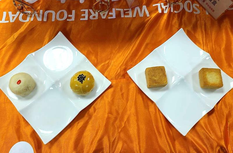 每一個月餅都是由庇護員工親手製成。