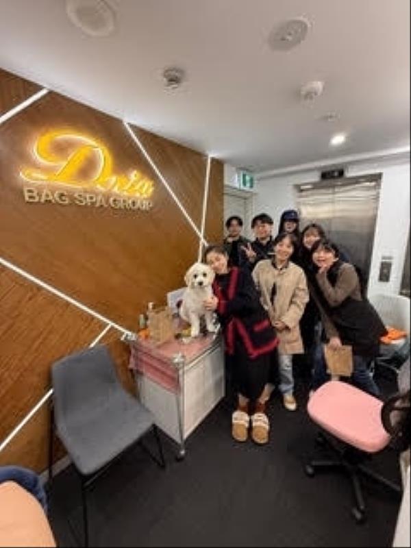 南臺科大產設系實習團隊與澳洲雪梨專業皮革修復機構「Doria Bag Spa」負責人合影。