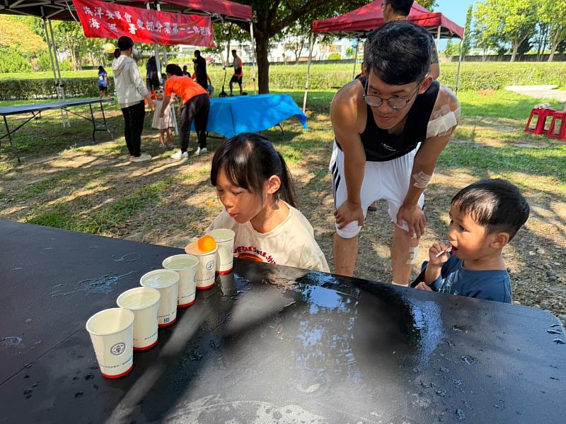 陪同小孩完成關卡。