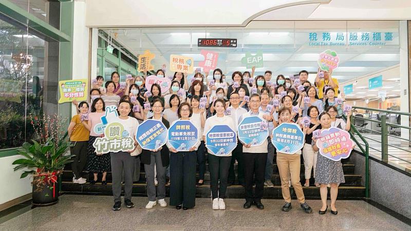 父親節前夕,市長高虹安偕同市府主管團隊前往各局處及所屬機關表達感謝,並致贈父親節紓壓禮物。