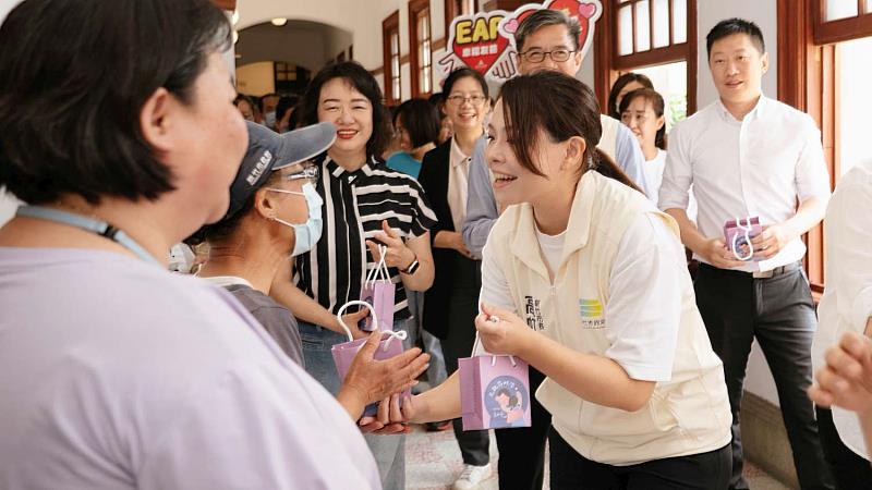 父親節前夕,市長高虹安偕同市府主管團隊前往各局處及所屬機關表達感謝,並致贈父親節紓壓禮物。