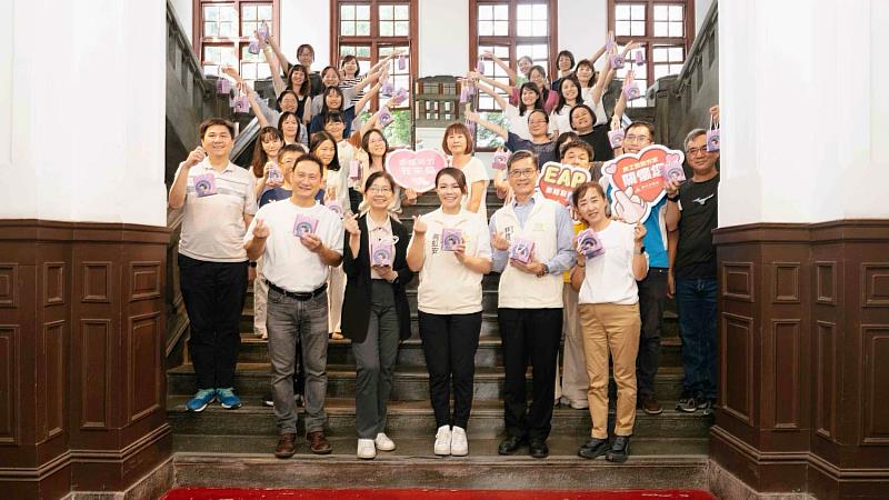 父親節前夕,市長高虹安偕同市府主管團隊前往各局處及所屬機關表達感謝,並致贈父親節紓壓禮物。