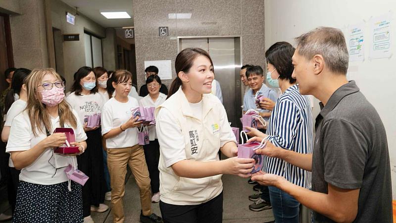 父親節前夕,市長高虹安偕同市府主管團隊前往各局處及所屬機關表達感謝,並致贈父親節紓壓禮物。