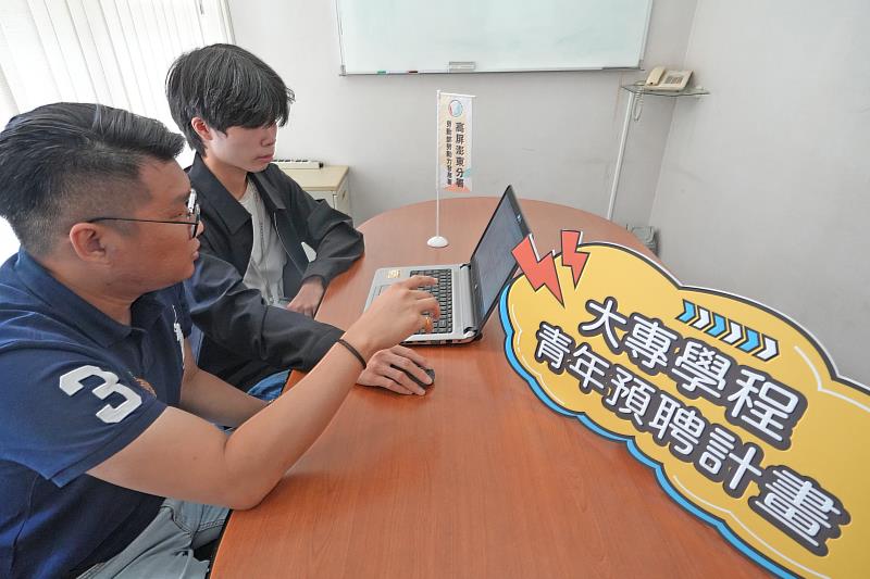 職場導師指導學員工作照。