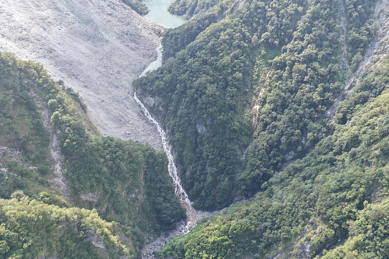115年8月6日下午3時20分,萬里溪堰塞湖空拍。