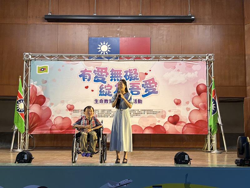 「三指歌手」蔡佩芙渾厚而動人的歌聲演唱。