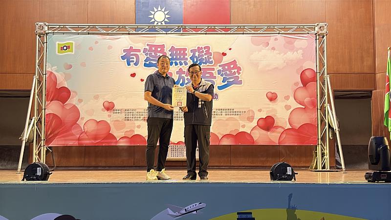北興國中林世清校長致送感謝狀予救國團嘉義團委會楊豐誠總幹事。