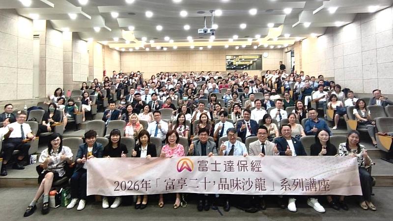 大中南部月會圓滿落幕，董事長廖學茂（中左）與詹鼎正院長（中右）及同仁開心合影。