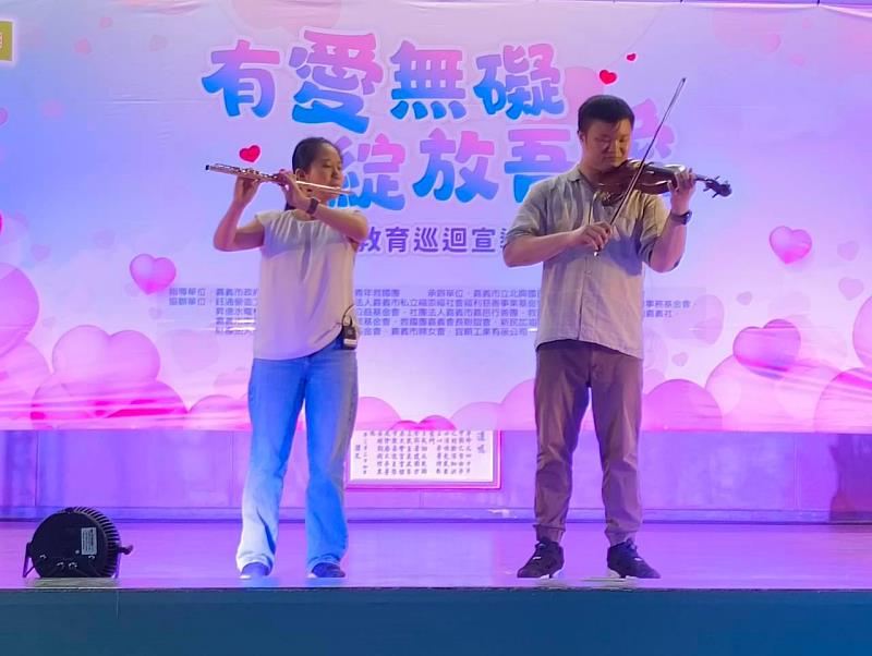 夏官鼎、劉育瑄精湛技藝雙重奏演出。