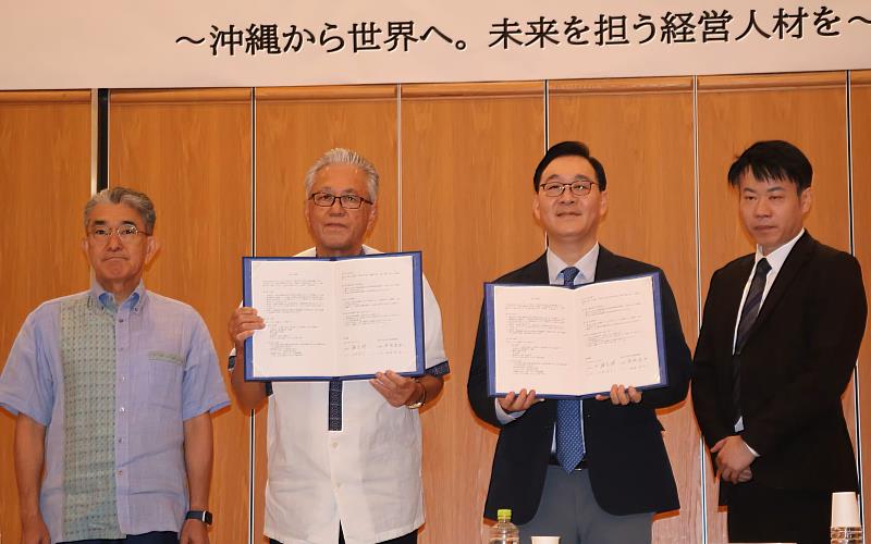 中金院校長施光訓(右2)與GW2050 PROJECTS推進協議會代表理事金城克也(左2)、理事本永浩之(左1)出席簽署儀式暨記者會。(圖/GW2050 PROJECTS推進協議會提供)