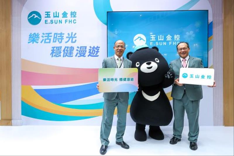玉山金控於2026高齡健康產業博覽會展出樂齡金融生態,提供退休規劃、資產配置及財富管理服務。圖中左起為玉山銀行個金總處資深副總林榮華、副總張崇慈。(圖/玉山金控提供)