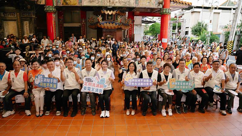 「節電夥伴節能治理與推廣」活動,本週分別來到東區南門聯里及北區西門聯里舉辦與里民合影。