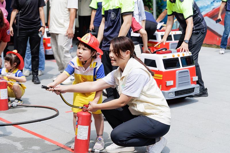 市長高虹安與消防體驗幼兒合照。