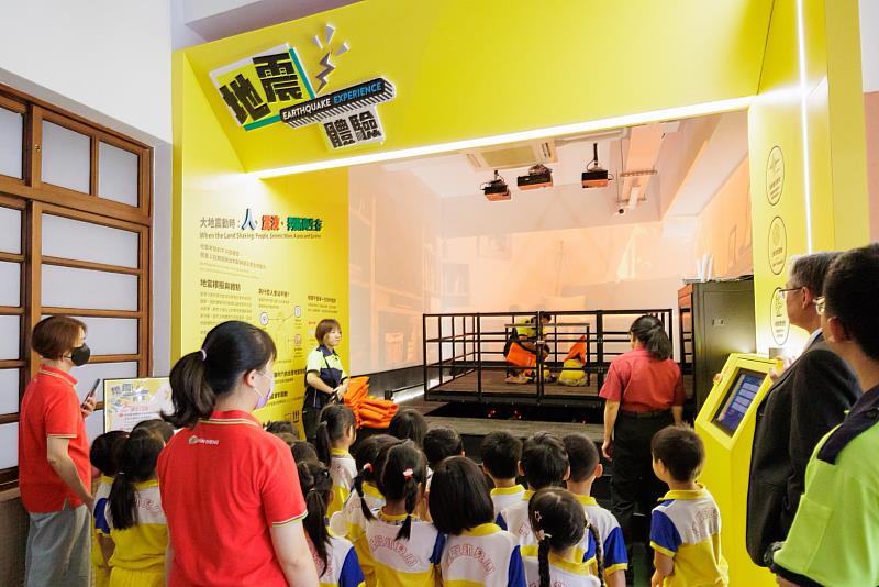 幼兒園學童體驗地震防災設施。