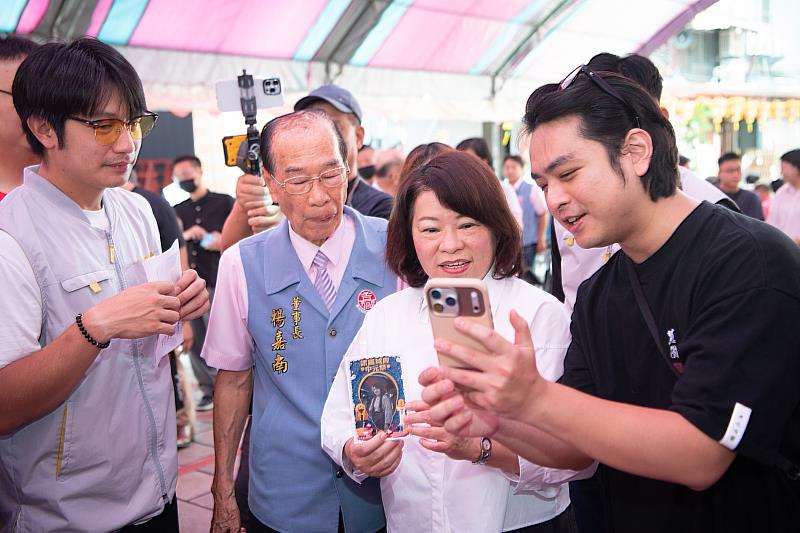 向黃敏惠市長介紹中元祭小物。 