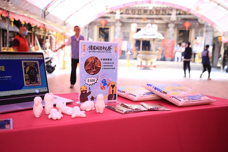 城隍廟中元祭文創小物。 