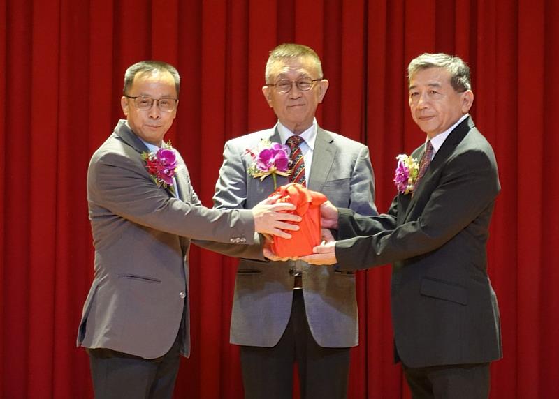 南開科大董保城董事長監交，楊肅正代理校長交接予林尚平校長。