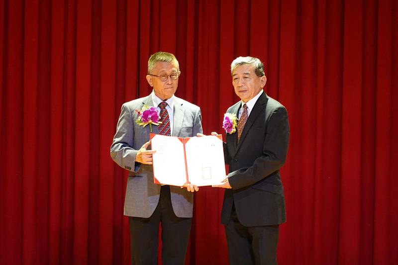 南開科大董保城董事長頒發聘書予林尚平校長。