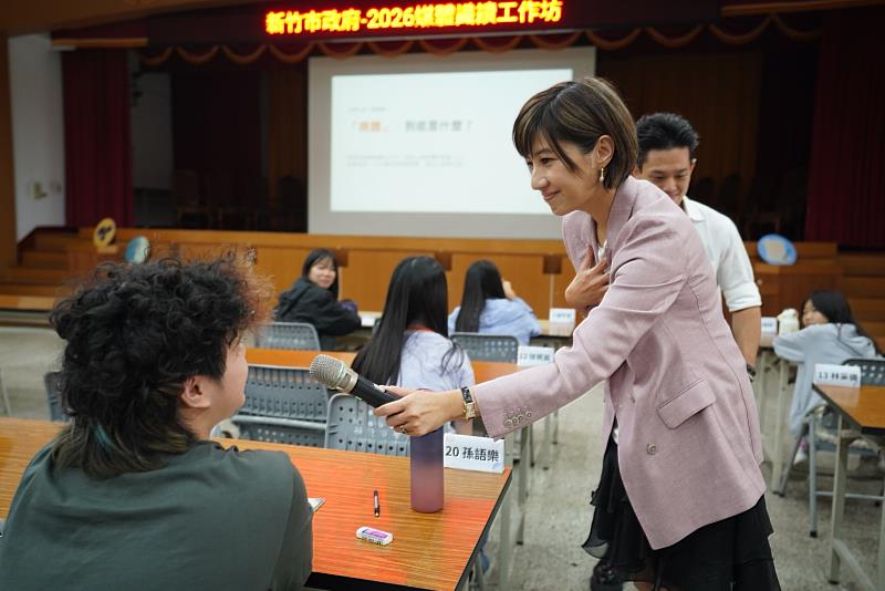 學生與主播課程互動。