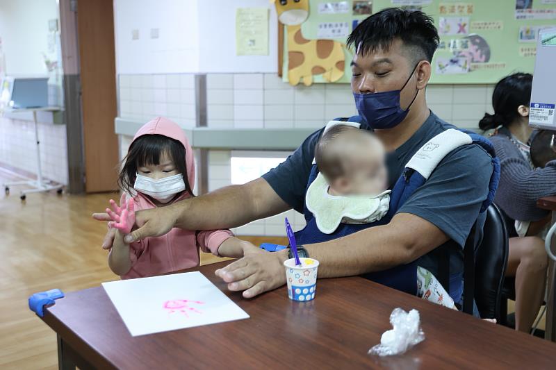 花蓮慈濟醫院兒科病房8月7日上午舉辦「爸爸節快樂」活動,邀請住院病童與家長透過手掌拓印創作爸爸或主要照顧者的模樣。