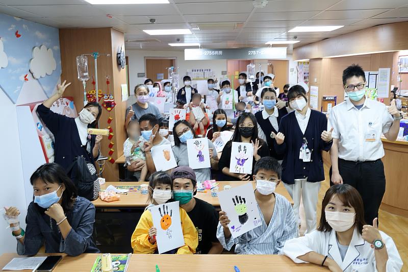 花蓮慈濟醫院兒科病房8月7日上午舉辦「爸爸節快樂」活動,邀請住院病童與家長透過手掌拓印創作爸爸或主要照顧者的模樣。