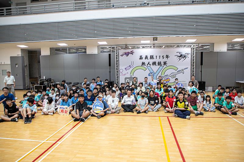 嘉義無人機競賽登場,73隊挑戰穿越賽與無人機足球。
