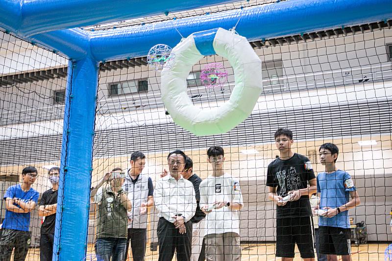 嘉義無人機競賽登場,73隊挑戰穿越賽與無人機足球。
