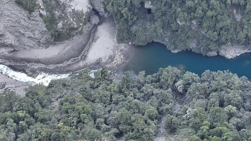 豐坪溪支流土石崩落未堵塞河道。